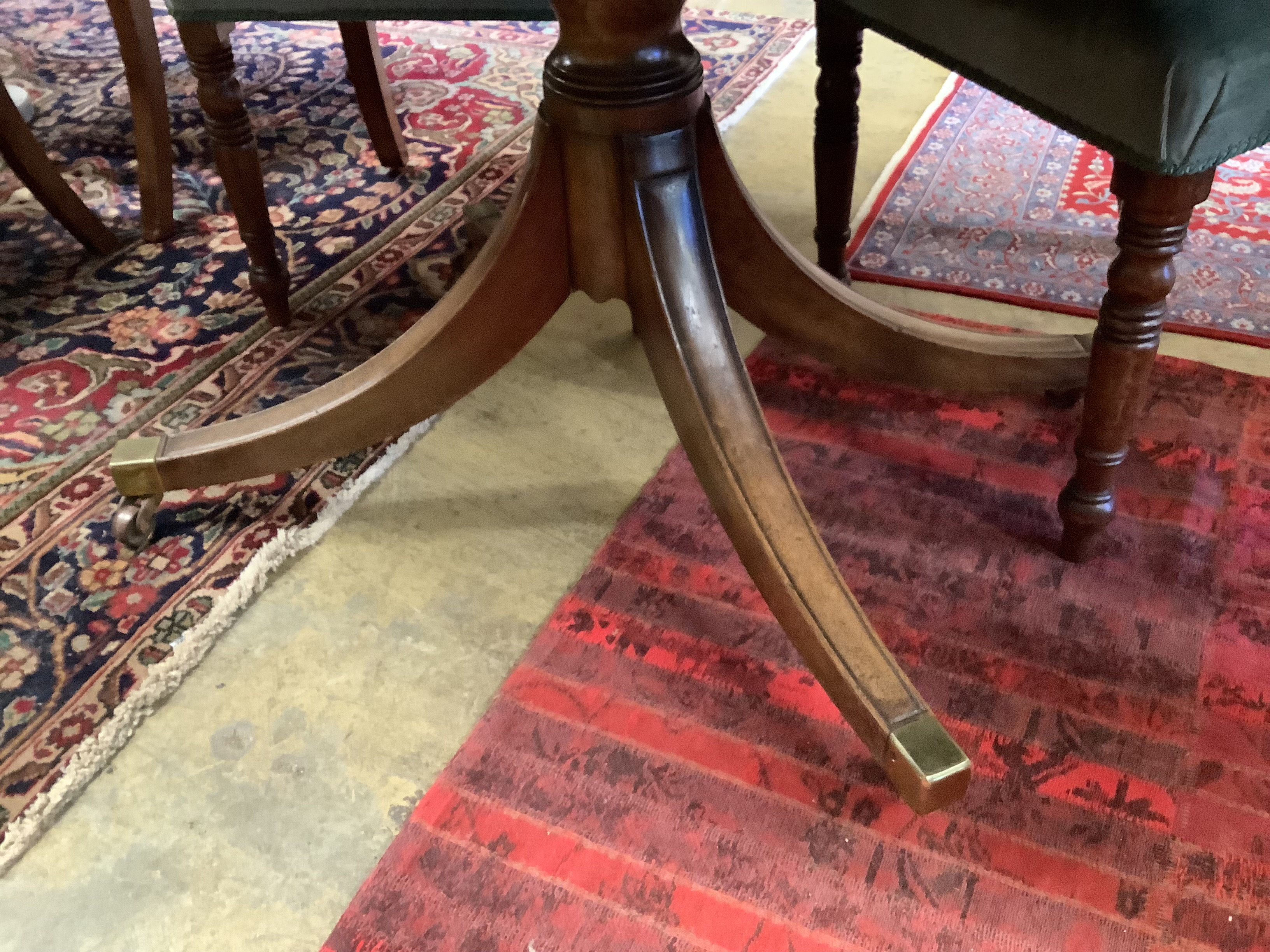 A Regency style oval banded mahogany dining table, length 150cm, depth 103cm, height 76cm